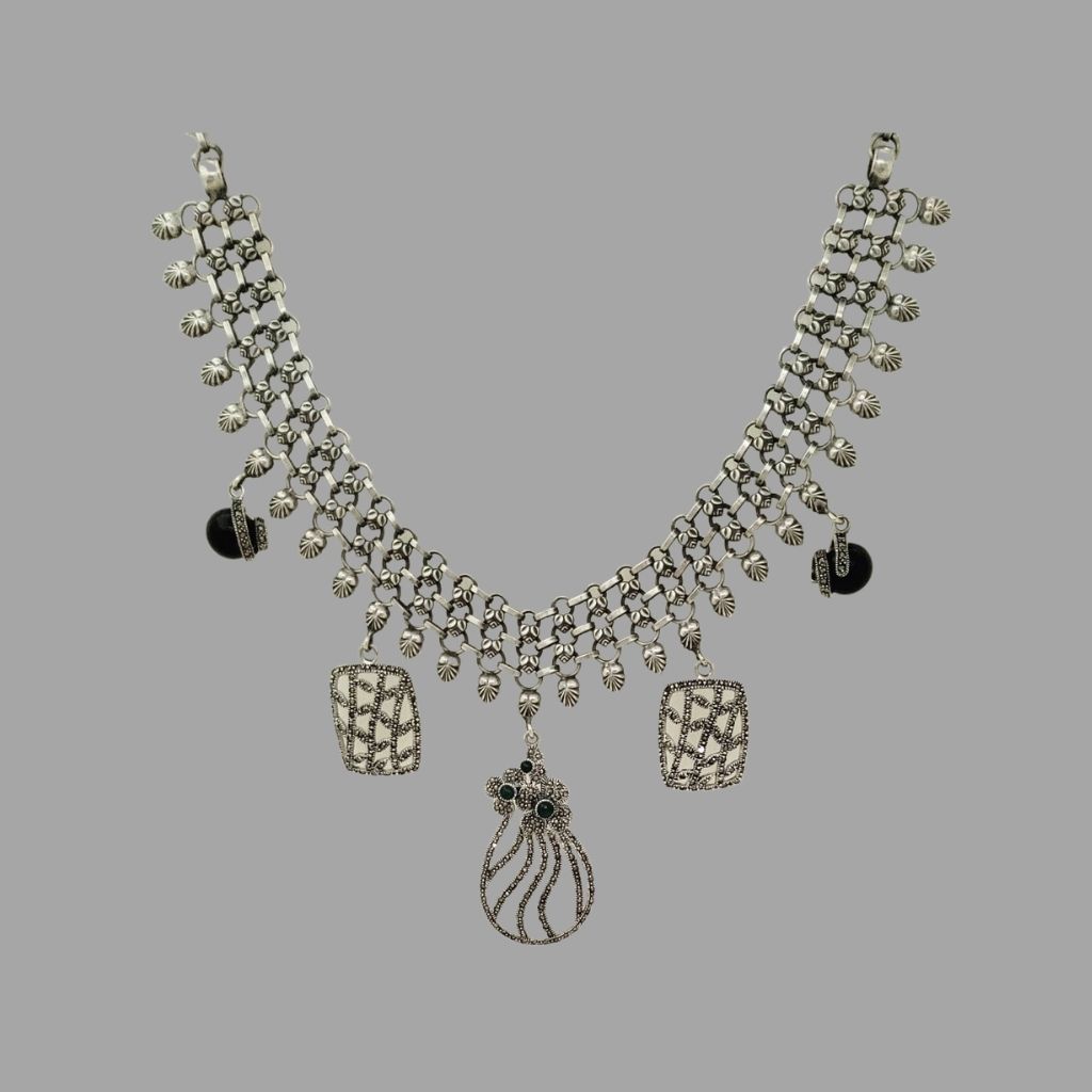 https://www.jewelnidhi.com/img/1609575722AQ NECK OO31.jpg